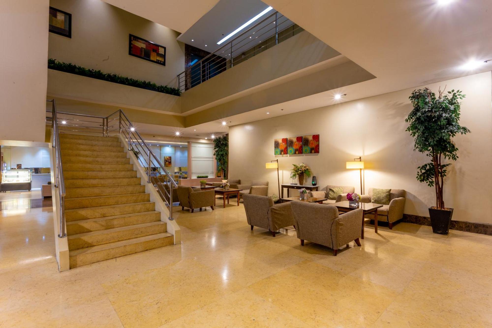 La Breza Hotel Кесон-Сити Экстерьер фото