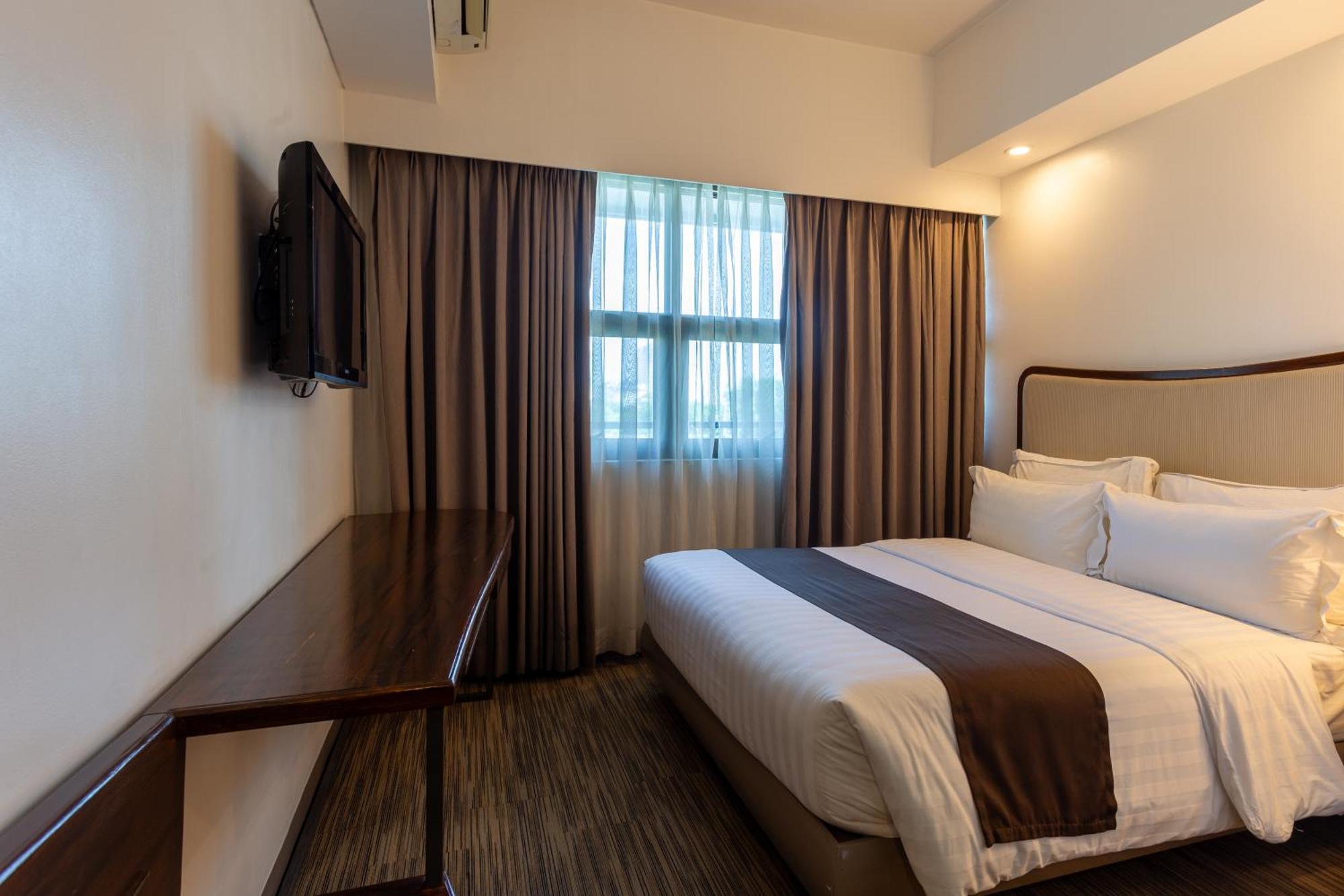 La Breza Hotel Кесон-Сити Экстерьер фото
